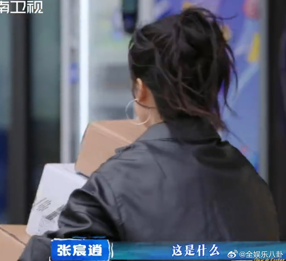 沈月穿精致服装享快递人生 沈月也太真实了吧！上一秒精致全妆，下一秒直接扎进快递堆