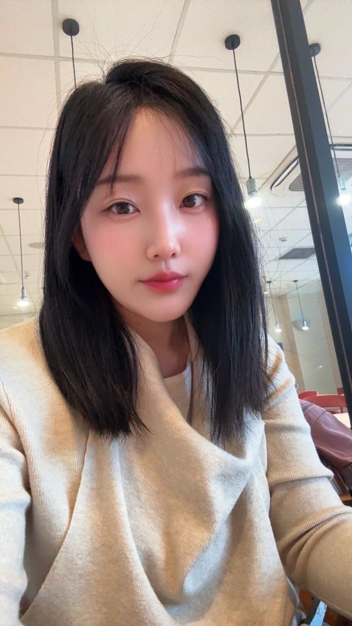 年过四十不青春，独来独往不合群。
非是生来性孤僻，厌倦江湖套路深。
我非孤独不合