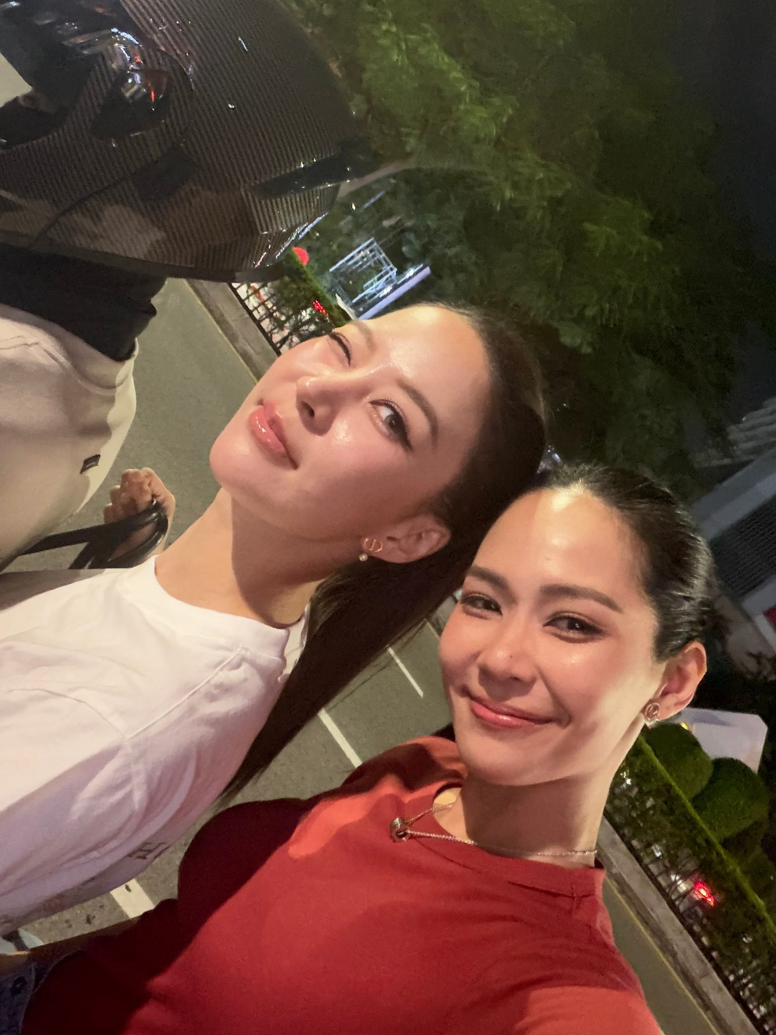 两孩子坐的同一辆摩的哎 ​​​