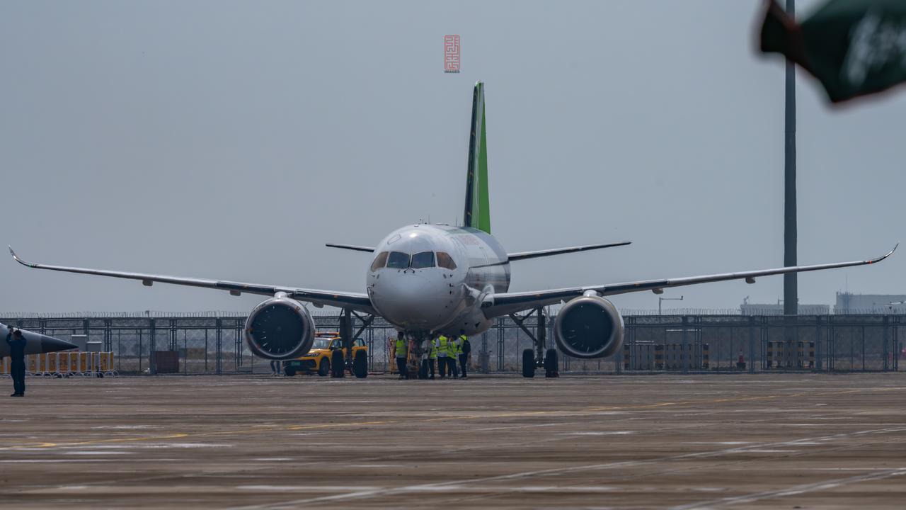 国产大飞机C919第六架原型试验机在珠海航展一角等待起飞🛫