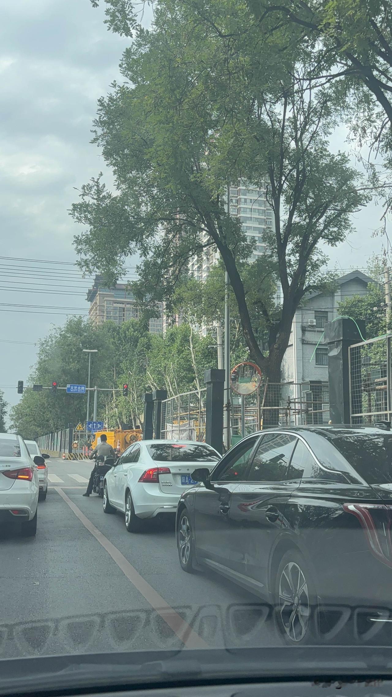 西安文艺北路东段，这个是进行排水工程施工吧，不知道啥时候给修好呢？东边修完是不是