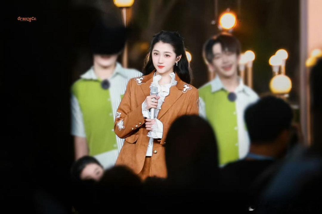 关晓彤五四晚会录制路透 学院风造型太适合晓彤啦😆连续八年登台，实力与国民度双在
