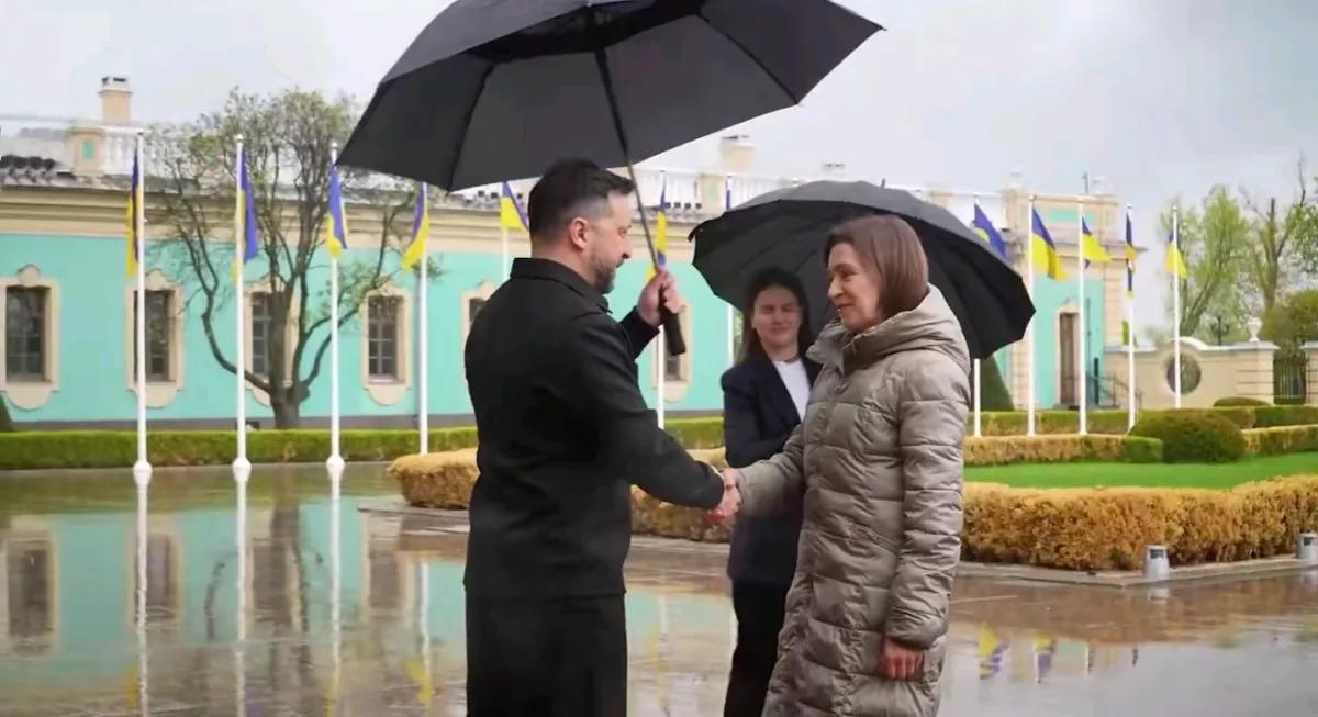 欧洲新闻网报道，当地时间26日，乌克兰总统泽连斯基，乘专机抵达基希纳乌，对摩尔多