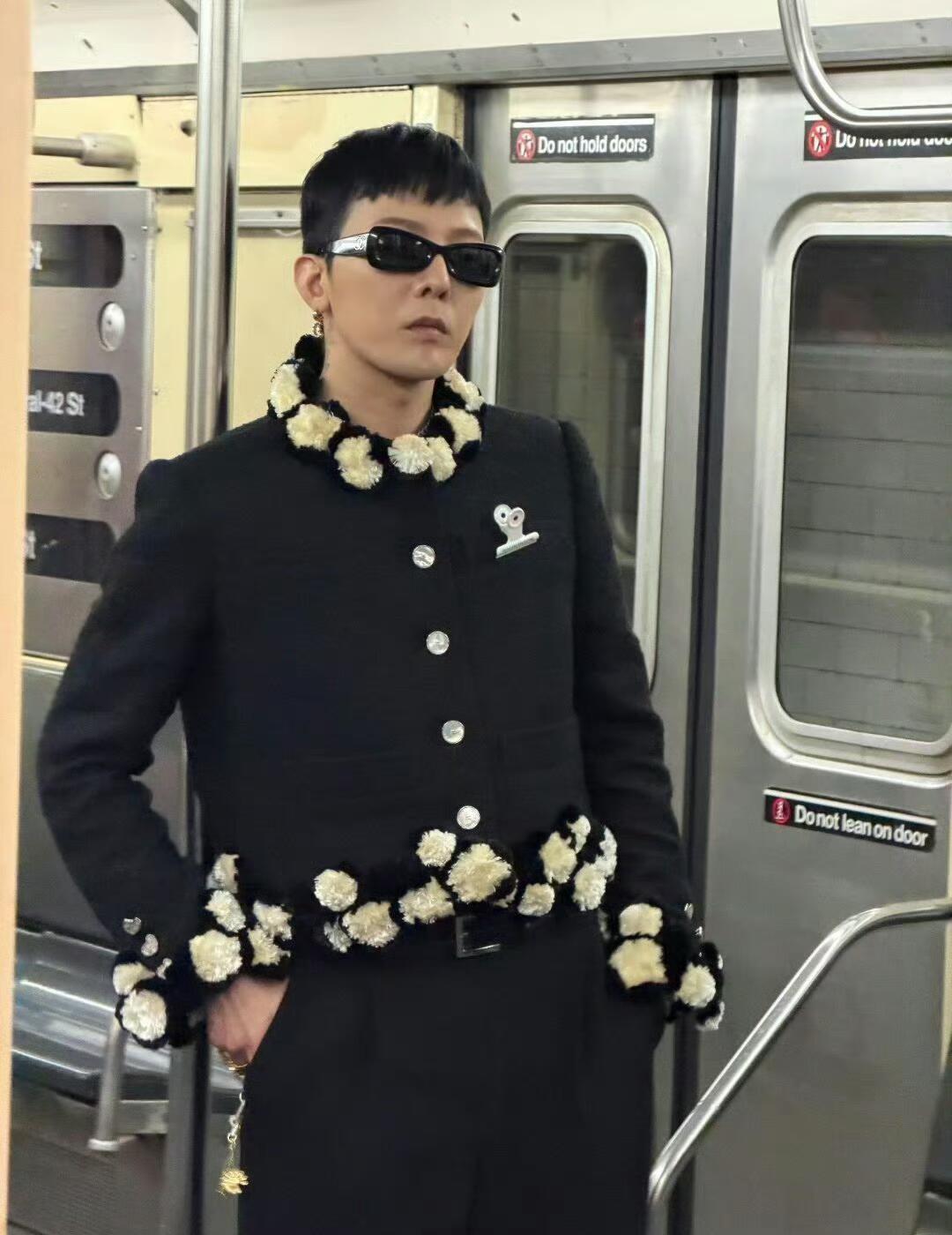 十年间秀场换了无数造型，但只要GD顶着狗啃刘海出现，全世界目光还是会聚焦在那缕随