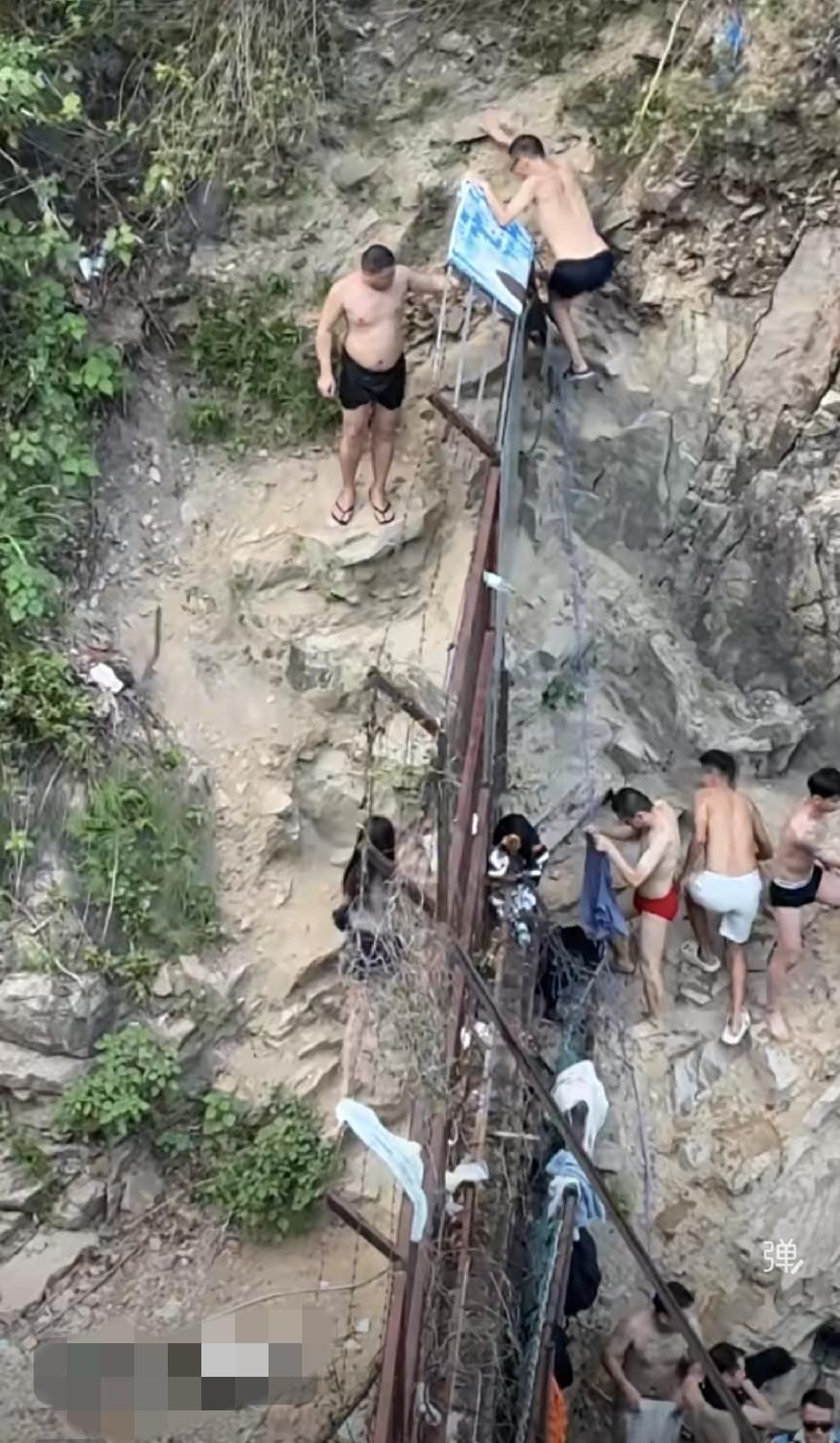 哈尔滨的道外区，以前有个游泳的好地方，石油库的江岔子，我们从小就在那游，后来给填