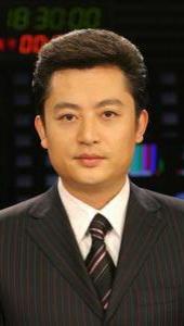 贺贝奇，毕业于中国传媒大学，资深媒体人 。早年担任北京电视台新闻主持人，台风沉稳
