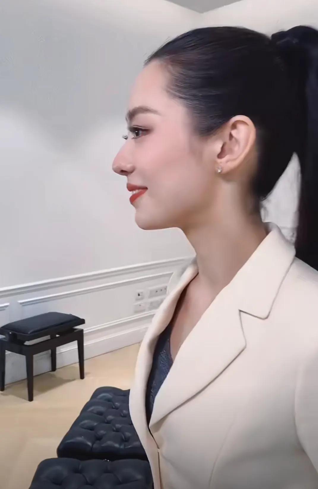 吉娜侧脸好美啊！真的是侧颜杀，随便拍的一个镜头封神了！好立体的五官，皮肤也好，身