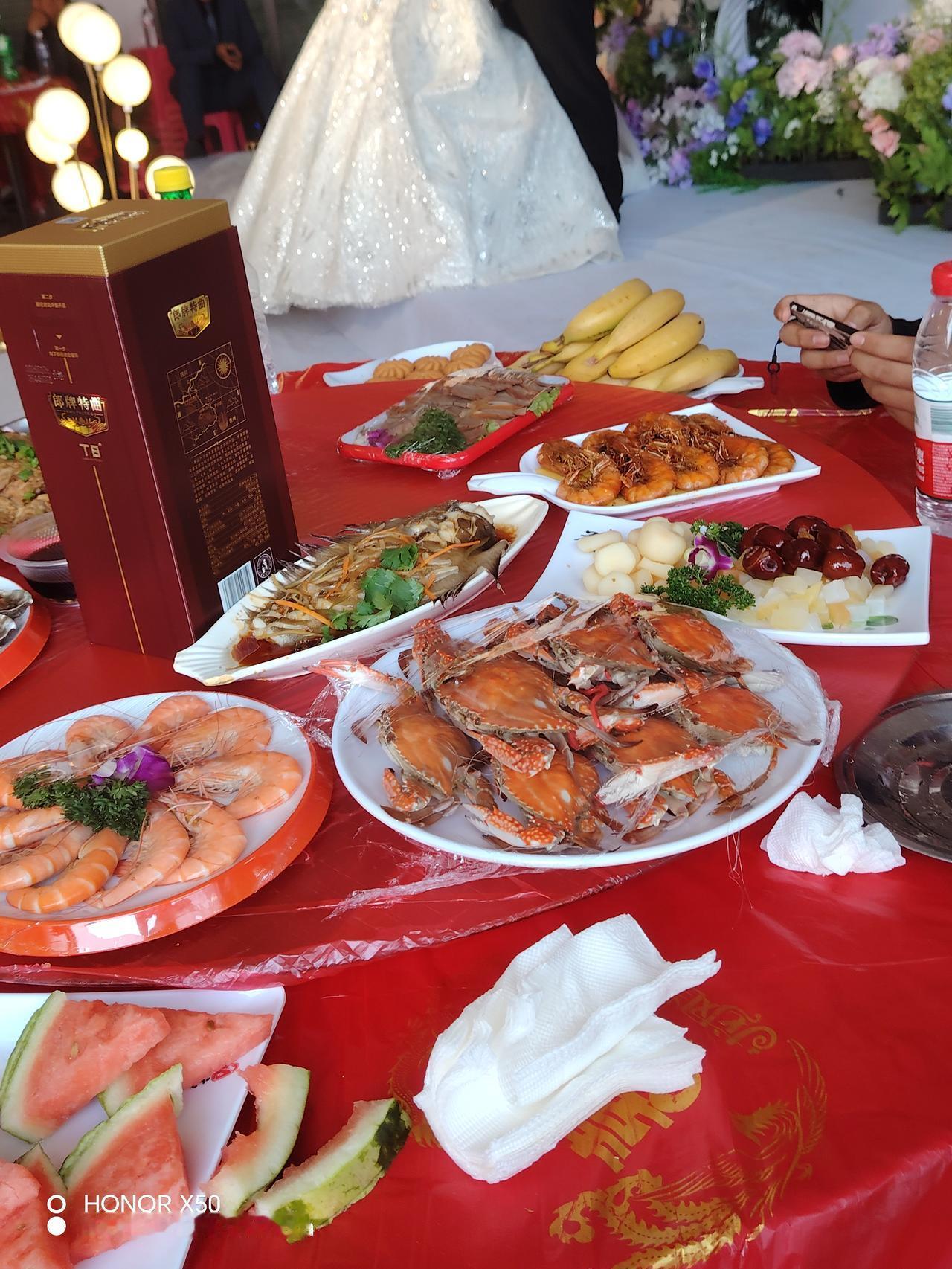 今天我去参加了朋友家儿子的婚礼，喜宴真的是很丰盛，超级美味！