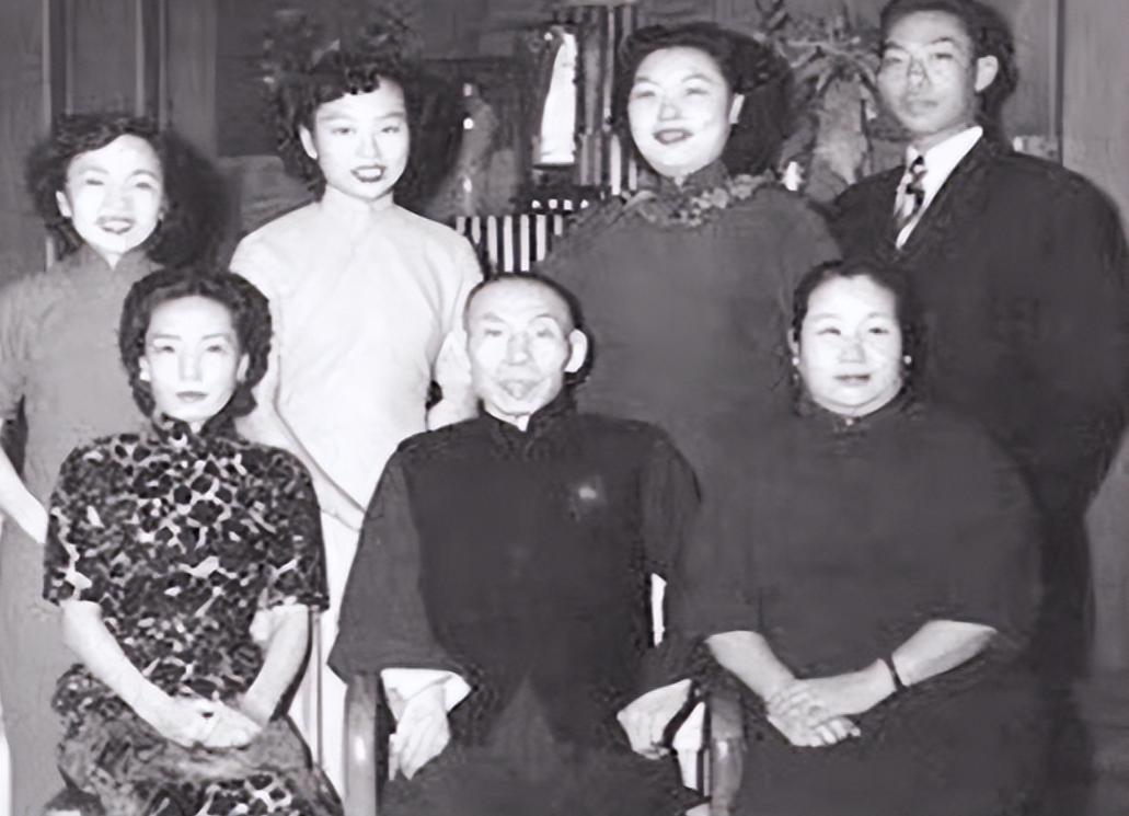 1965年，杜月笙幼子杜维嵩理完发后，发现钱包被偷了，老板以为他耍无赖，破口大骂