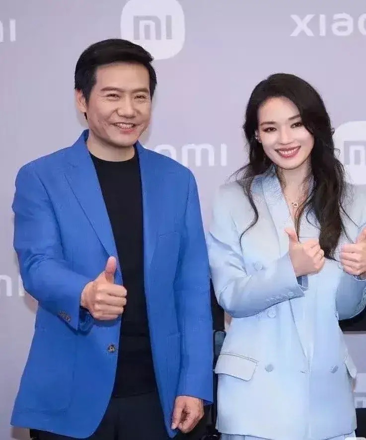 49岁的舒淇在小米发布会上依然还是这么漂亮。感觉她好像一直没变，还越来越耐看了。