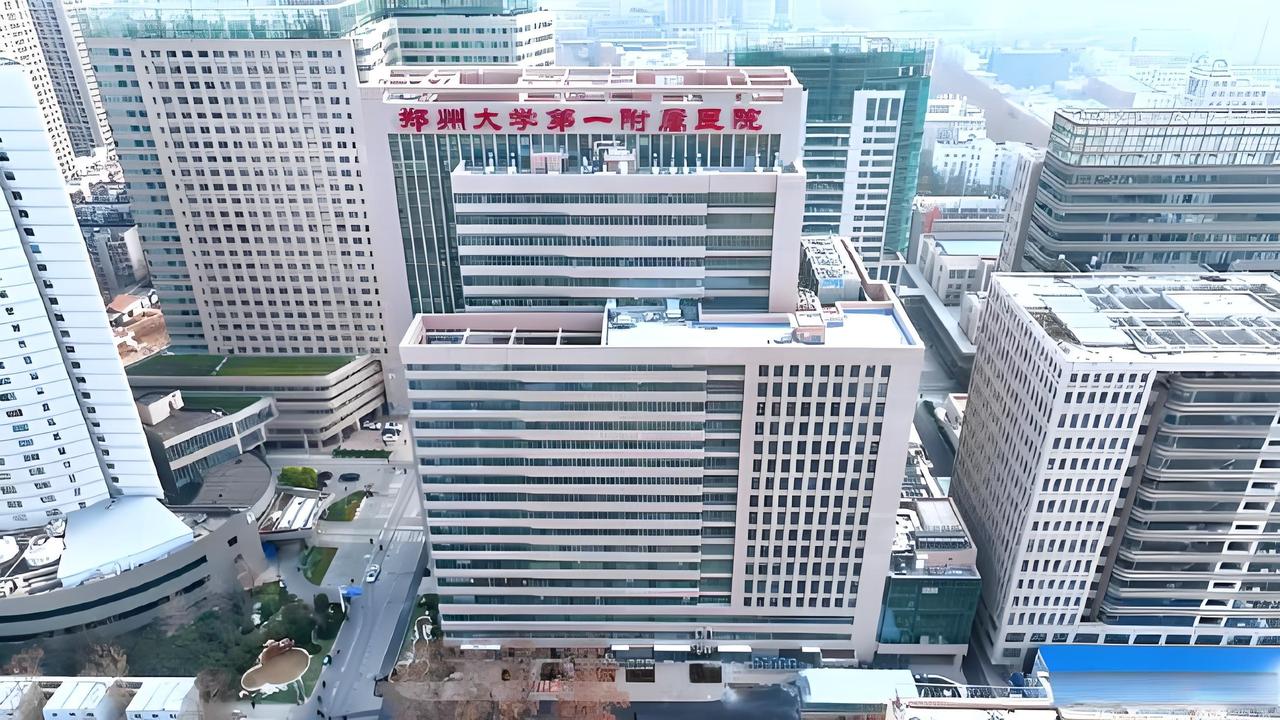 被称为“亚洲最大医院”的郑州大学第一附属医院，因其庞大的总床位、年手术量、年门诊