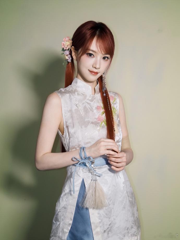 黄灿灿工作室听劝换完发型重回颜值巅峰，细碎发丝柔和脸部线条，黄灿灿灵动的神态尽显