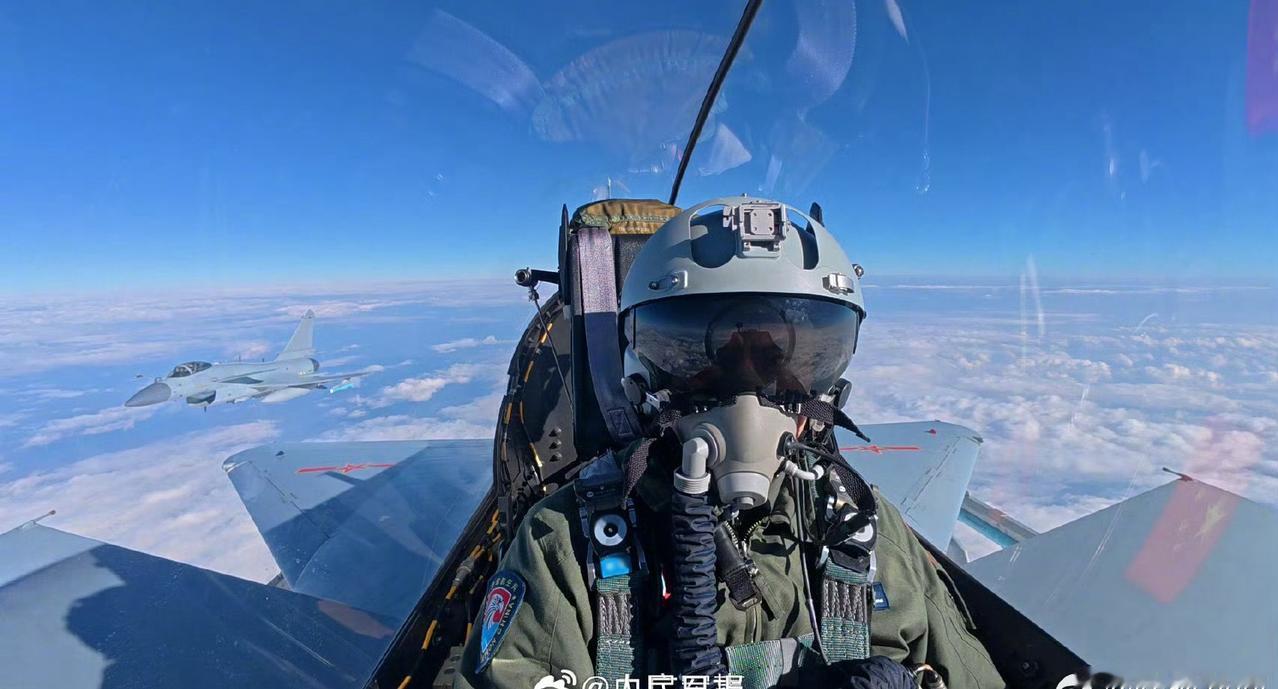 陕视加油站【酷！[哇][哇][哇]战机遨游空天大片】近日，空军某部组织联合对抗演