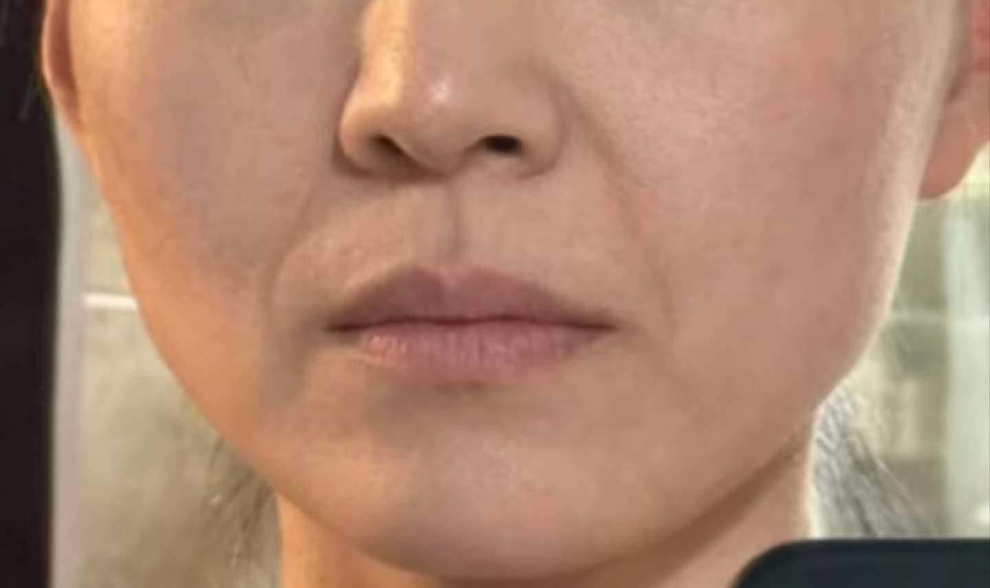法令纹，不管笑不笑都在那，只不过一笑起来就更深。在面相学里，人们常说的法令纹分两
