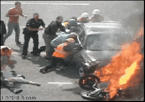 没有看明白这个画面，莫非是倒放的镜头？正常救人的话，不可能把车抬起来之后，再把人