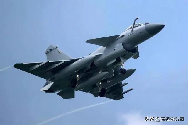 1.5万米高空的无声较量：外机持续雷达照射，歼-10C反向锁定电磁压制
近日，我