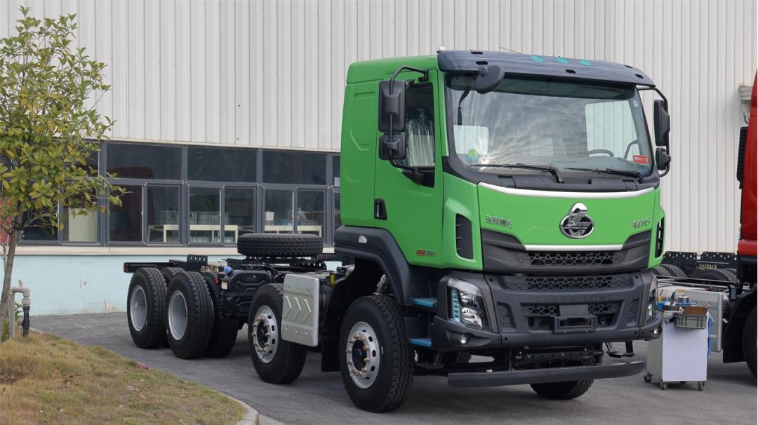 乘龙H5 8X4渣土车，搭载8升国六标准柴油发动机，拥有高达350马力的强劲动力