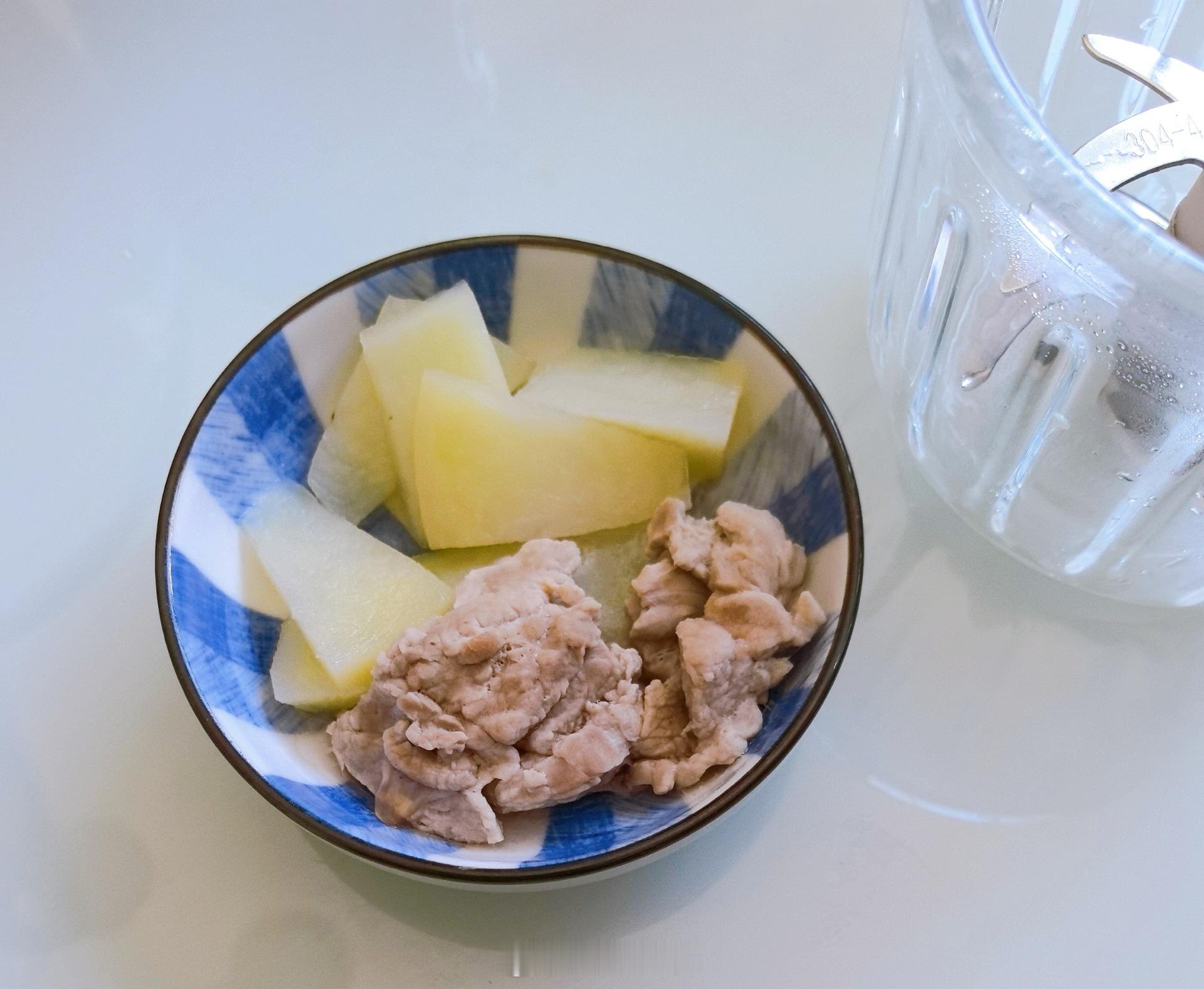 宝宝辅食  宝宝添加辅食的第十天小家伙饭量太小了，米粉还是5克的量，今天加土豆和