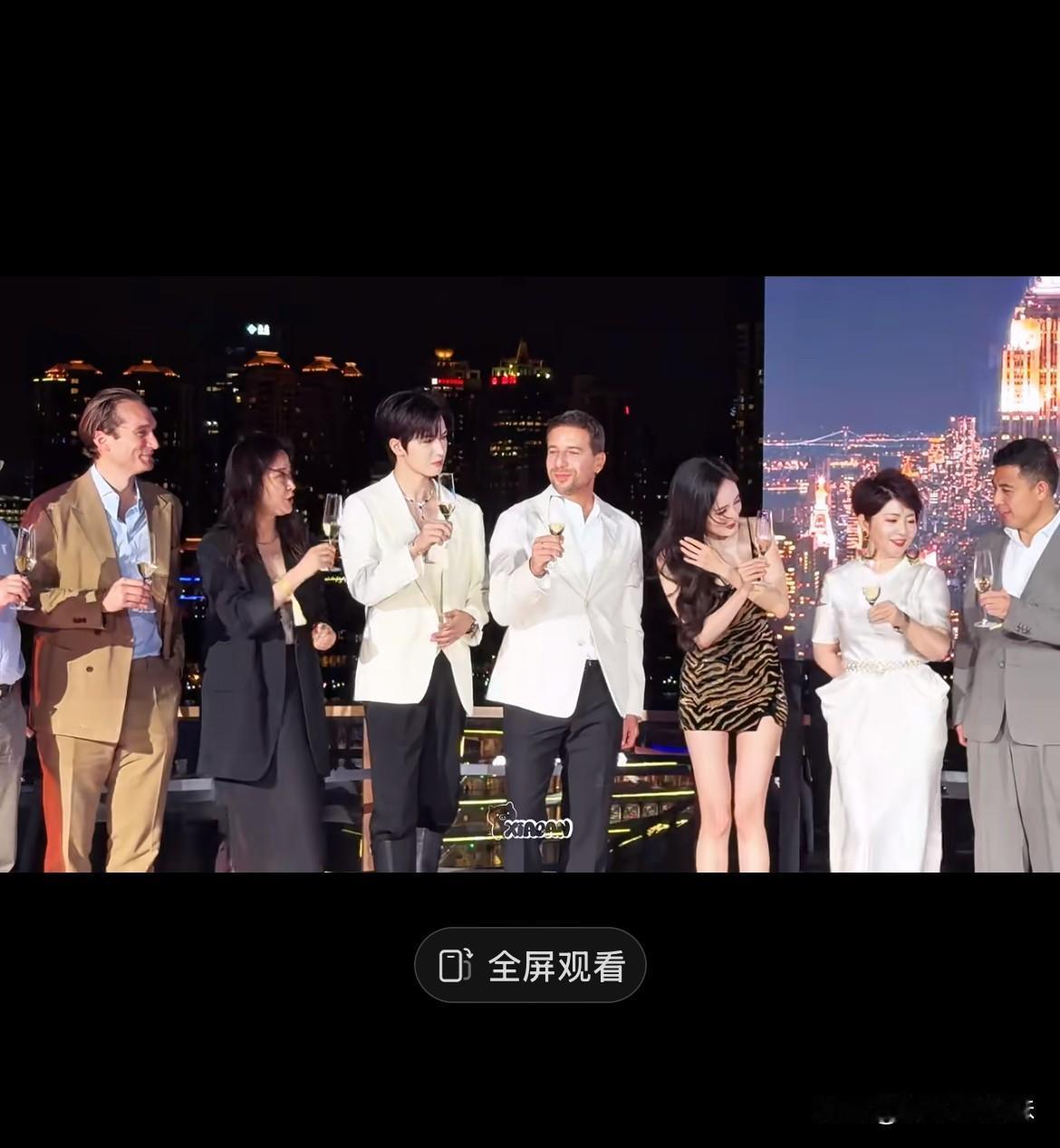 品牌高层给杨幂祝贺生日快乐！
全场8人只有杨幂的香槟🥂没有喝[赞]
地位高不高