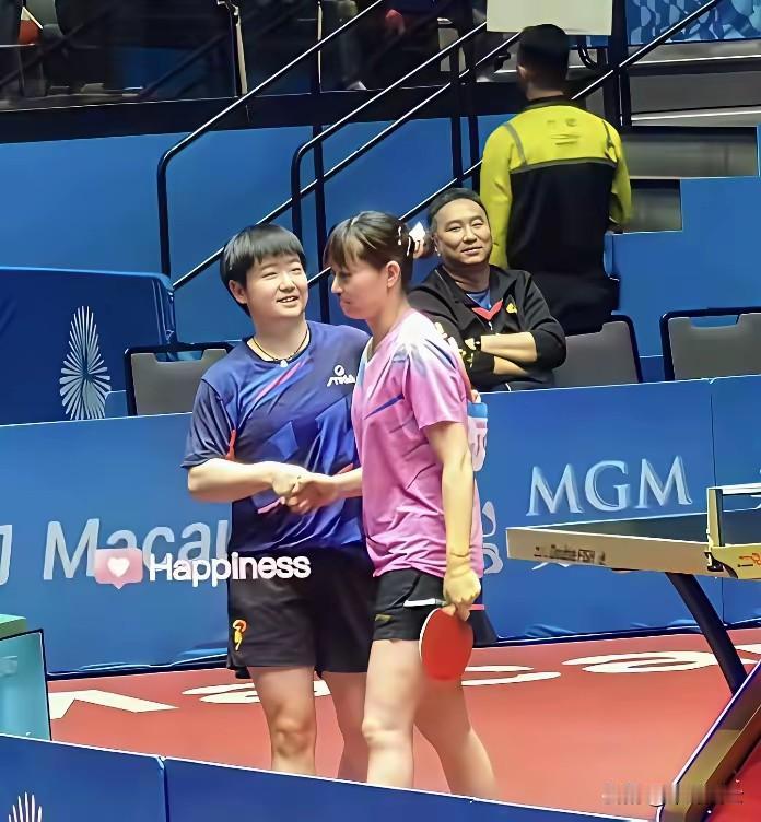 莎莎哄刘炜姗使出的组合拳，让教练都佩服的五体投地！

上次打赢李亚可后，
给她买