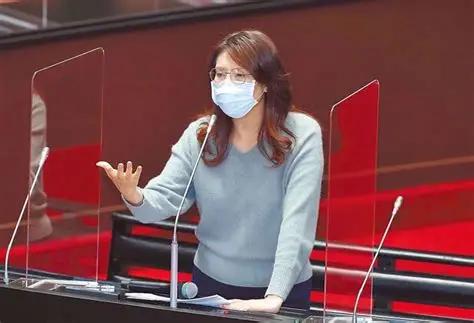 炸锅！
郑丽文软话认大陆亲人。


郑丽文这回把话说软也说透了，
直言大陆是亲人