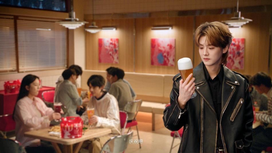 我家楼下有鹿晗 跟着鹿晗穿越酒厂、冷链到门店，见证每一杯鲜啤的诞生。酒厂新鲜酿造