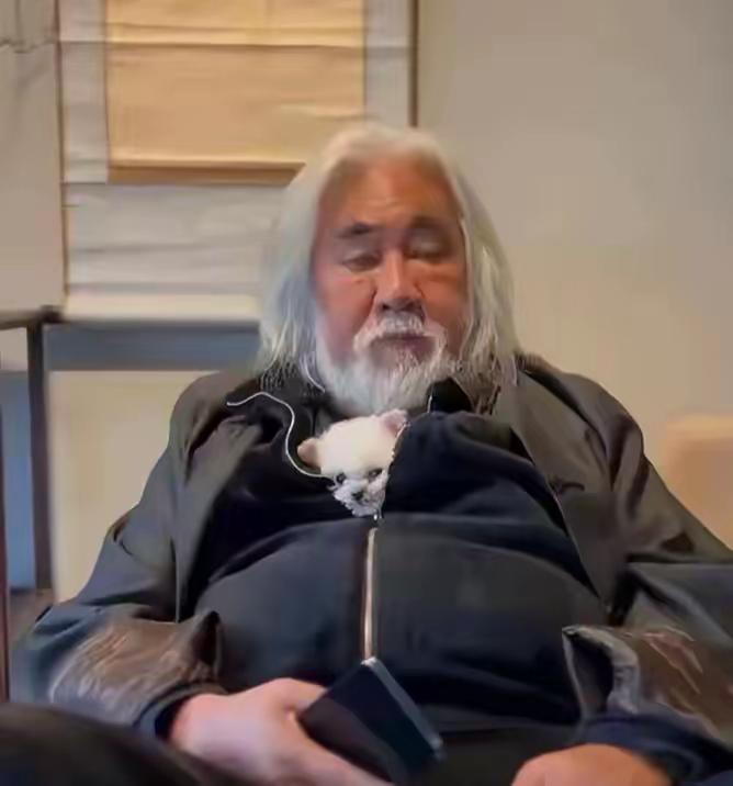 都说牡丹花下死，做鬼也风流！
这一次“纵欲过度”的张纪中，彻底尝尽老夫少妻的代价