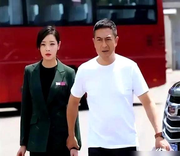 和张嘉益演了整整8次夫妻，连金鹰奖杯都捧回家了，走在街上却没几个人能叫出她的真名