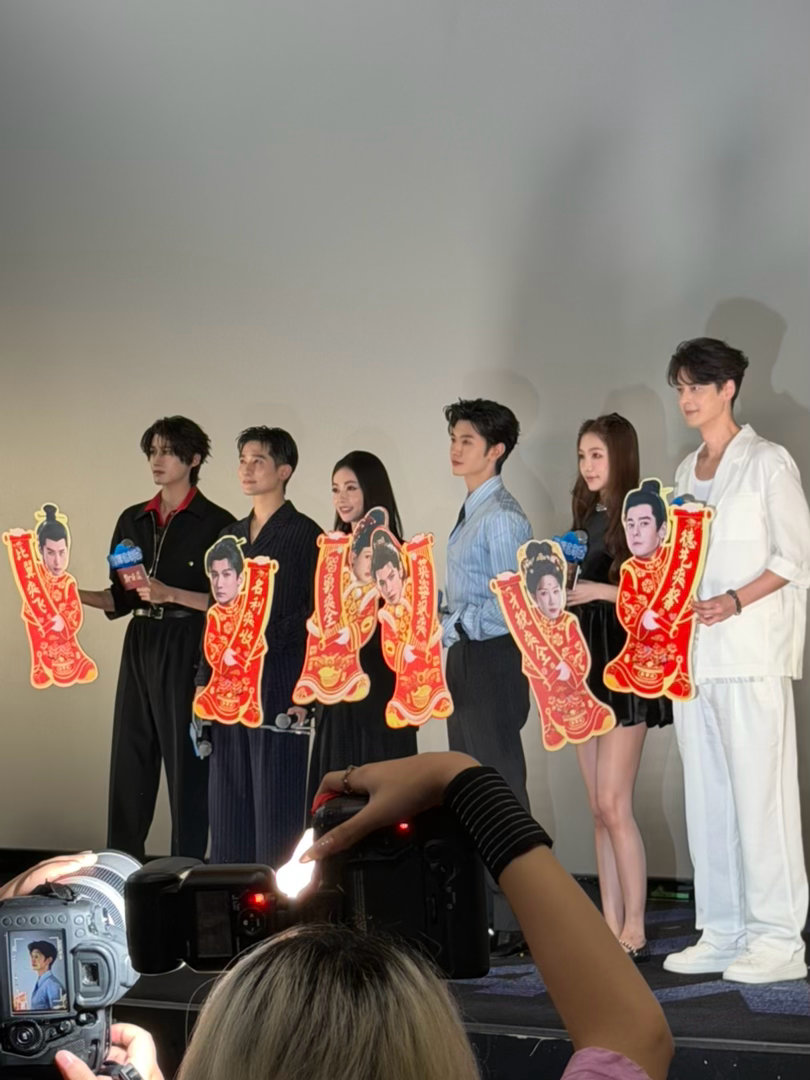吴谨言陈哲远出场、吴谨言陈哲远追剧团出场随着全场欢呼，吴谨言陈哲远正式出场亮相。