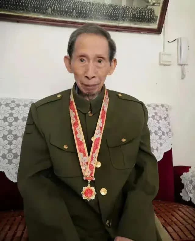 这才是我们该追的星！他1933年出生，湖北省人，高级工程师，中国第一颗原子弹的燃