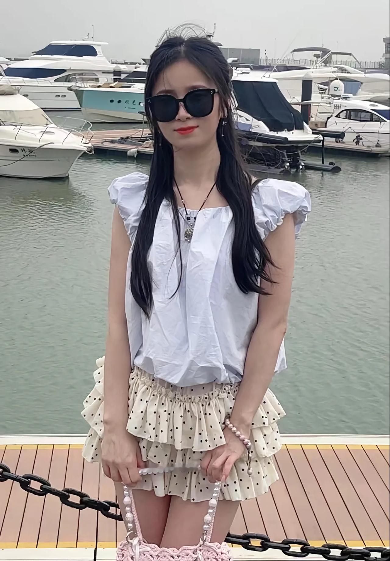 夏日游艇派对，白衣少女与海风相伴