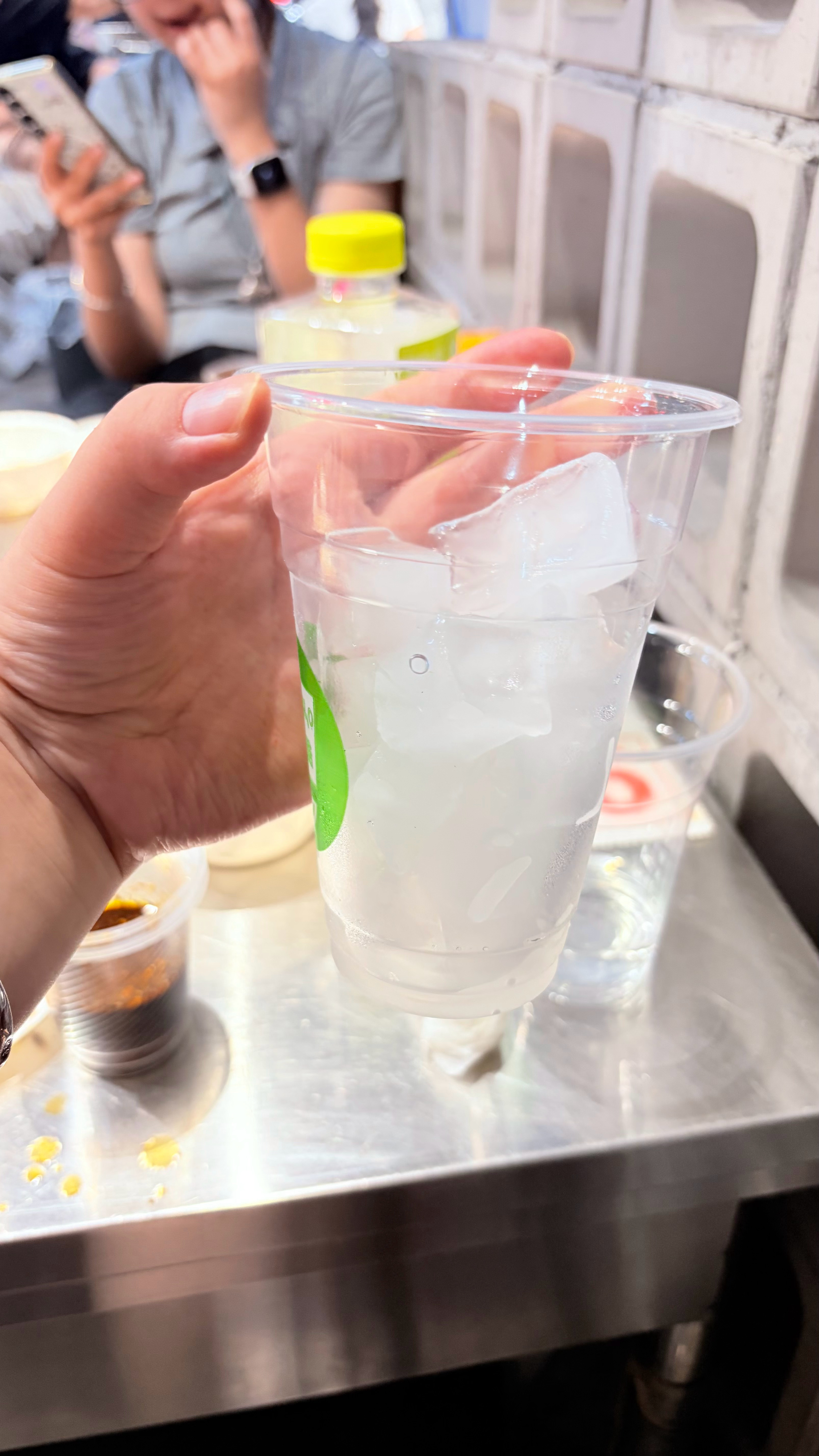 贪吃王来了 刚从炉子上拿下来的烤串就直接往嘴里塞烫到了！！问店员要了一杯冰 