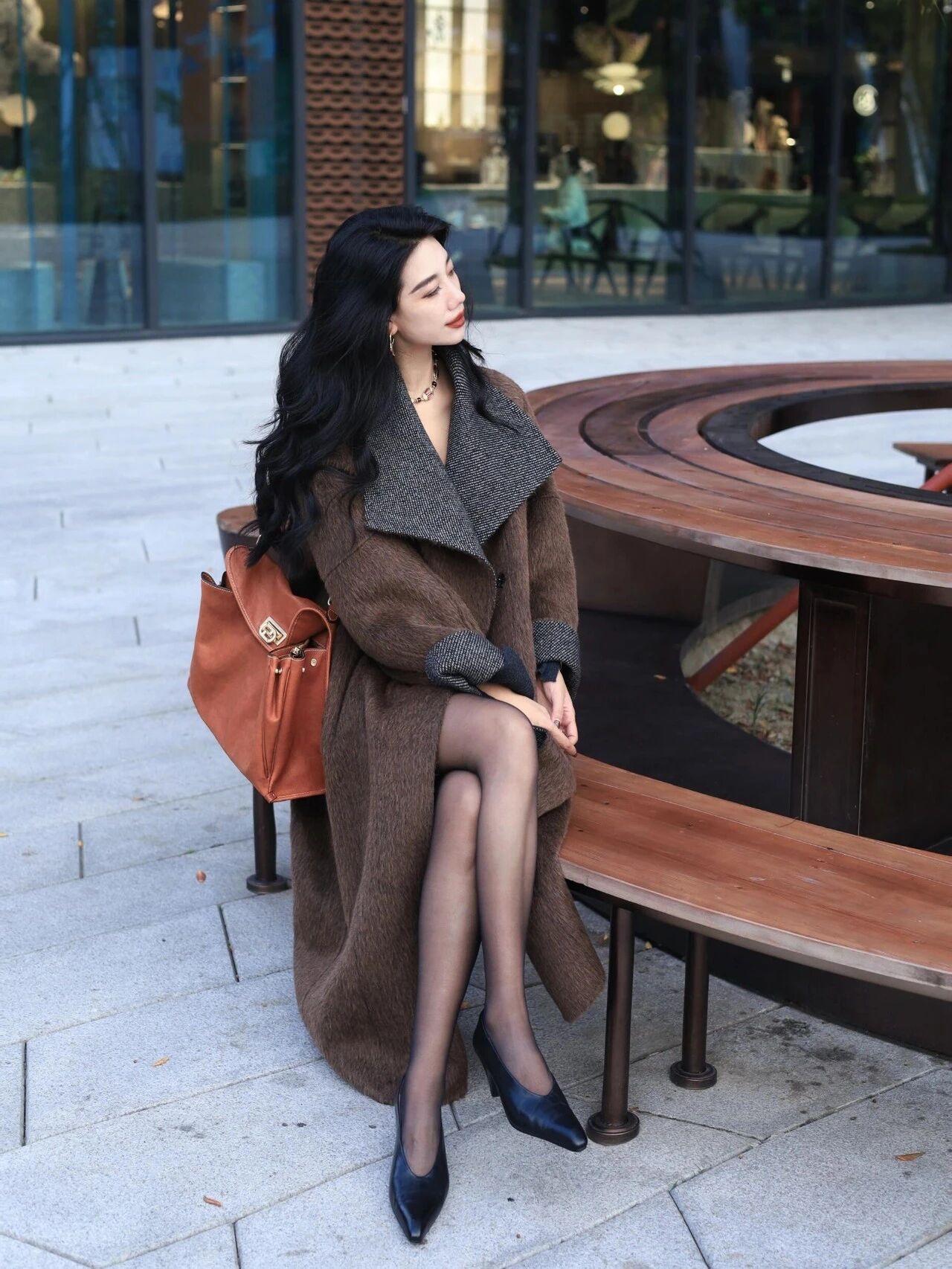 大地色系复古风大衣搭配黑色丝袜，温暖又舒适，自带秋冬氛围感
这套棕调大翻领撞色长