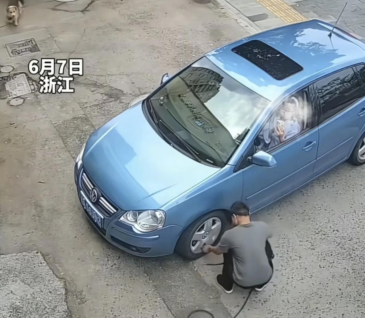 打气不是不要钱吗？你们是穷疯了吗？

修车店的老板好心帮女子的汽车轮胎补气，补完