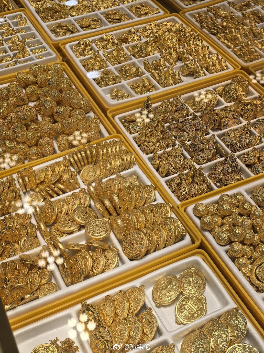 这两天金价大跌，深圳黄金水贝市场堪比菜市场[允悲][允悲]深圳水贝被挤爆2025