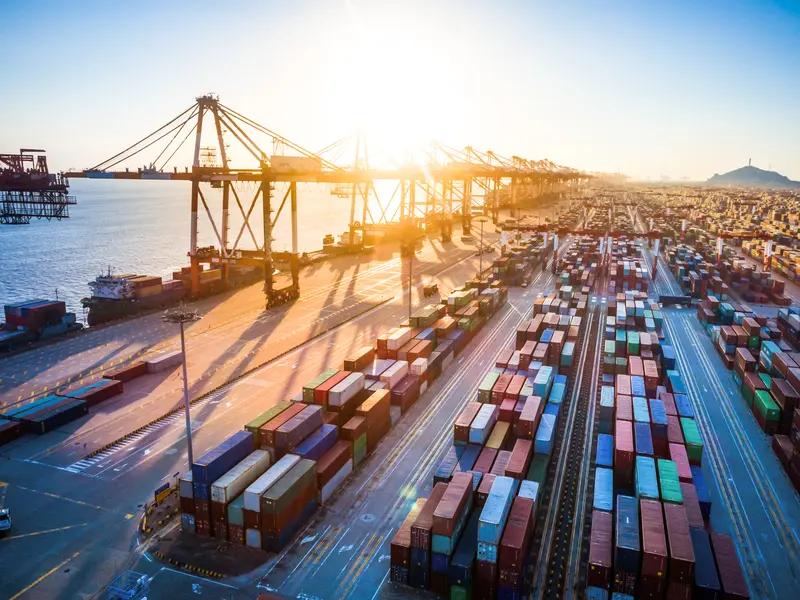 中日贸易对两国经济都超重要。自1972年邦交正常化，双边贸易增长300多倍，连续