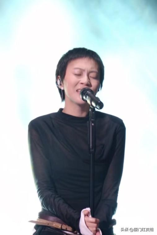 在7月24日《歌手2026》第十期直播中，窦靖童简直就是王菲附体，她翻唱与非门乐