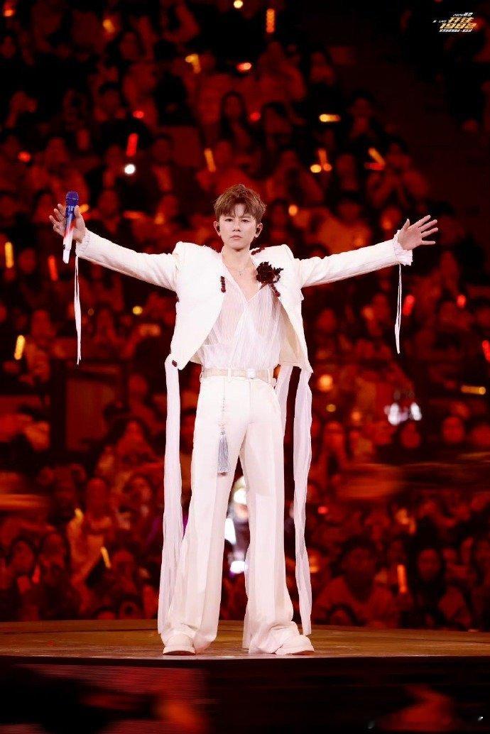 张杰 春晚  已经准备好小板凳了！期待杰哥的精彩舞台！演唱会和春晚都安排的满满当