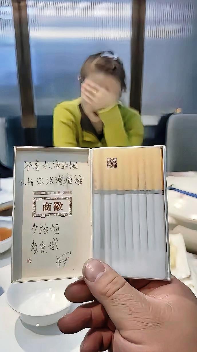 这大概就是成年人最温柔的矛盾吧。
不喜欢你抽烟，又怕你没有烟抽。
少抽烟，多爱我