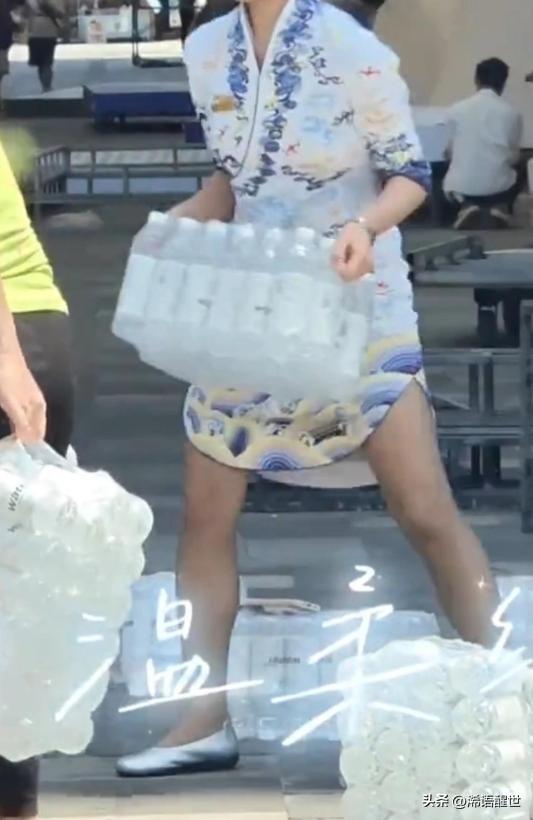 一位海航空姐意外火了！在三亚酒店门口，一位送水阿姨的水桶不小心撒了一地，周围很多