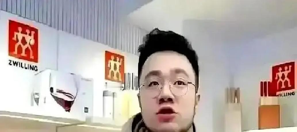 缺席的家长会，他记了30年
 
英达从没出现在巴图的班级群里。老师发通知，永远是