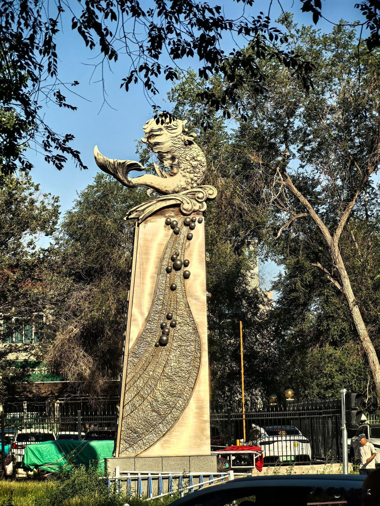 这是乌鲁木齐鲤鱼山路的鲫鱼雕塑，毗邻始建于1956年的新疆医科大学第一附属医院，