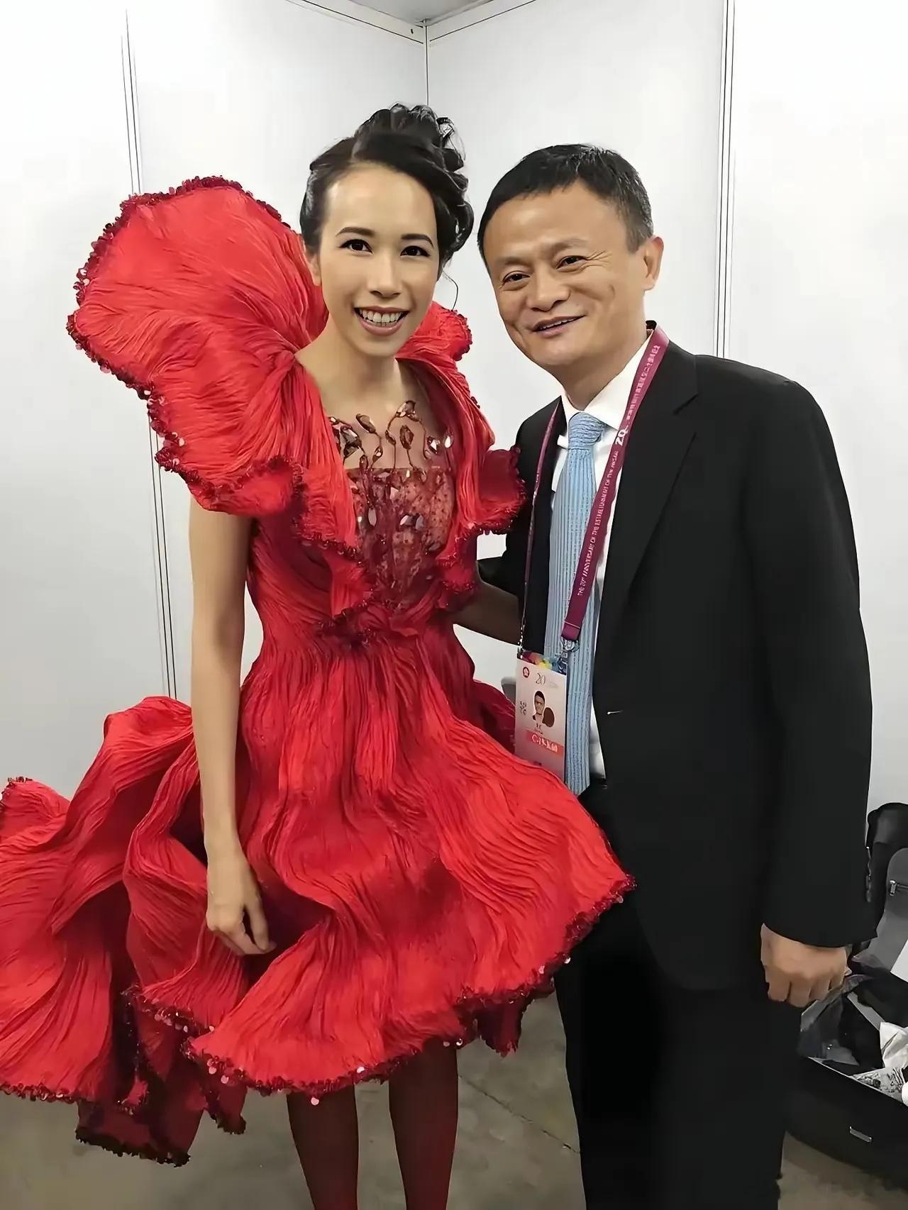 不懂就要问，这个女人是谁？地位这么高吗？竟然能让马云如此腼腆！ 