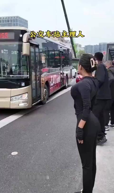 网红慧慧饱饱被封号说实话，一点都不意外，红线踩多了（图二）被封很正常[吃瓜群众]