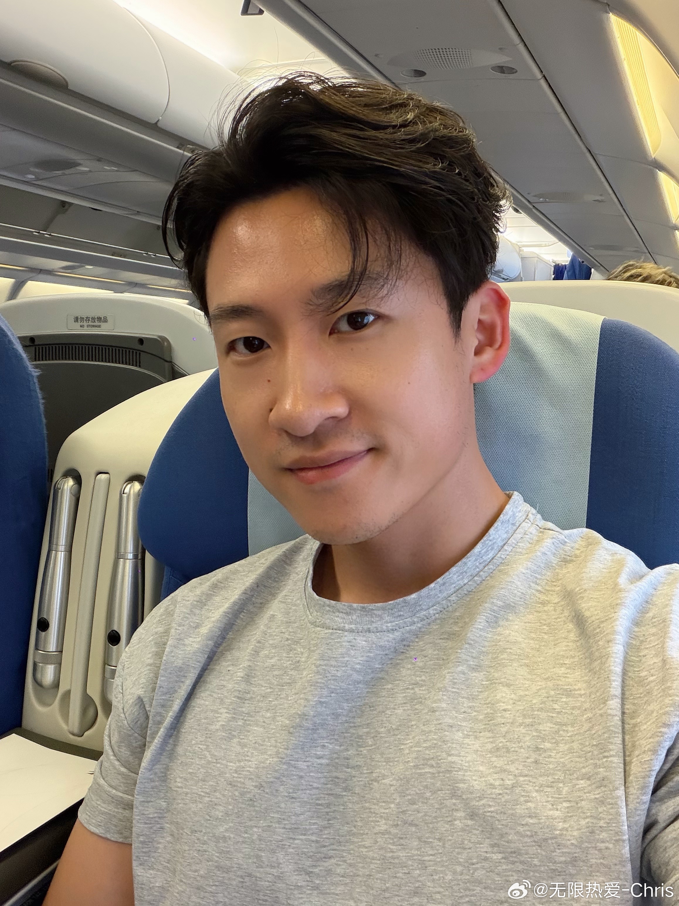 无限热爱c幸运彩绘飞机 航班延误 改签 起起伏伏最后竟意外坐上彩绘机算空中迪士尼