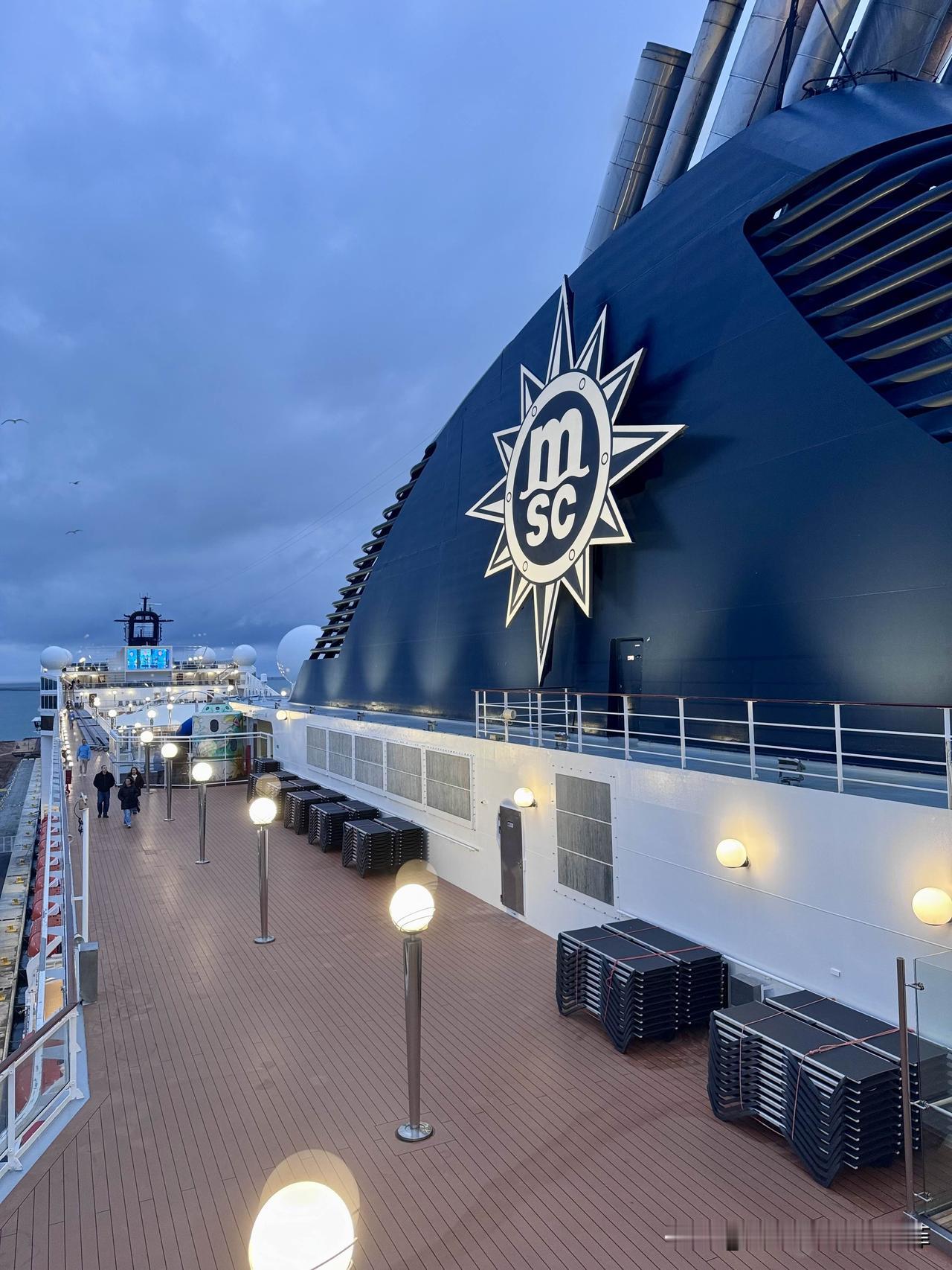 其实，人无需为了还没发生事而担忧。

前段时间因为极度缺钱，我整夜失眠，徒生白发