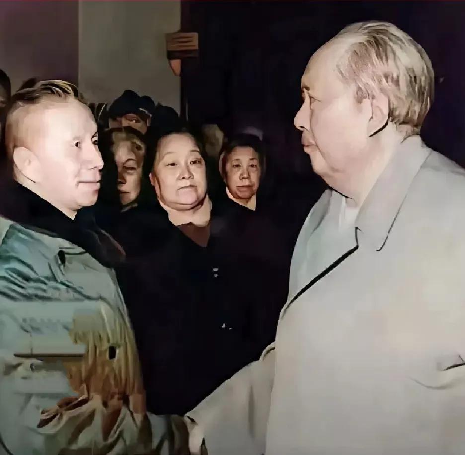 这是毛主席和粟裕大将的真实样貌，都看看吧，这可不是演员扮演的。

照片拍摄于19