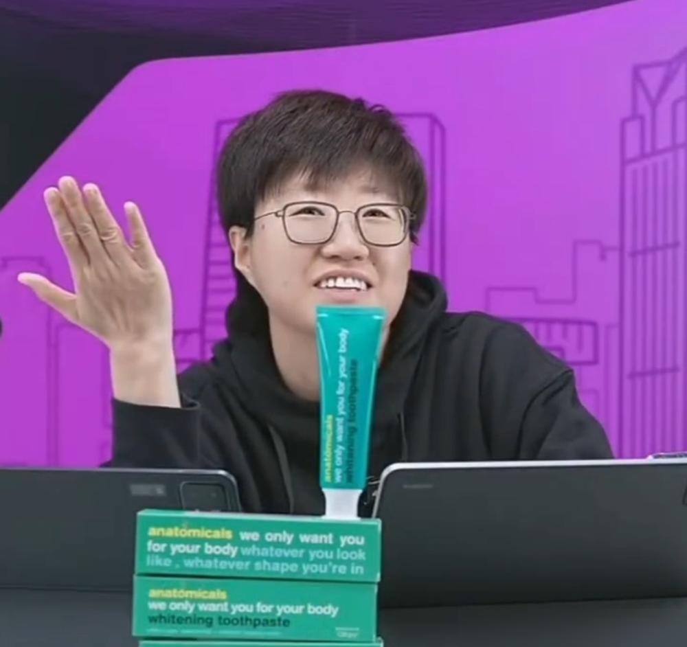 昨天王艺迪对阵申裕斌的比赛，看得人心脏一揪一揪的。
开局连拿三局，眼看要稳赢，