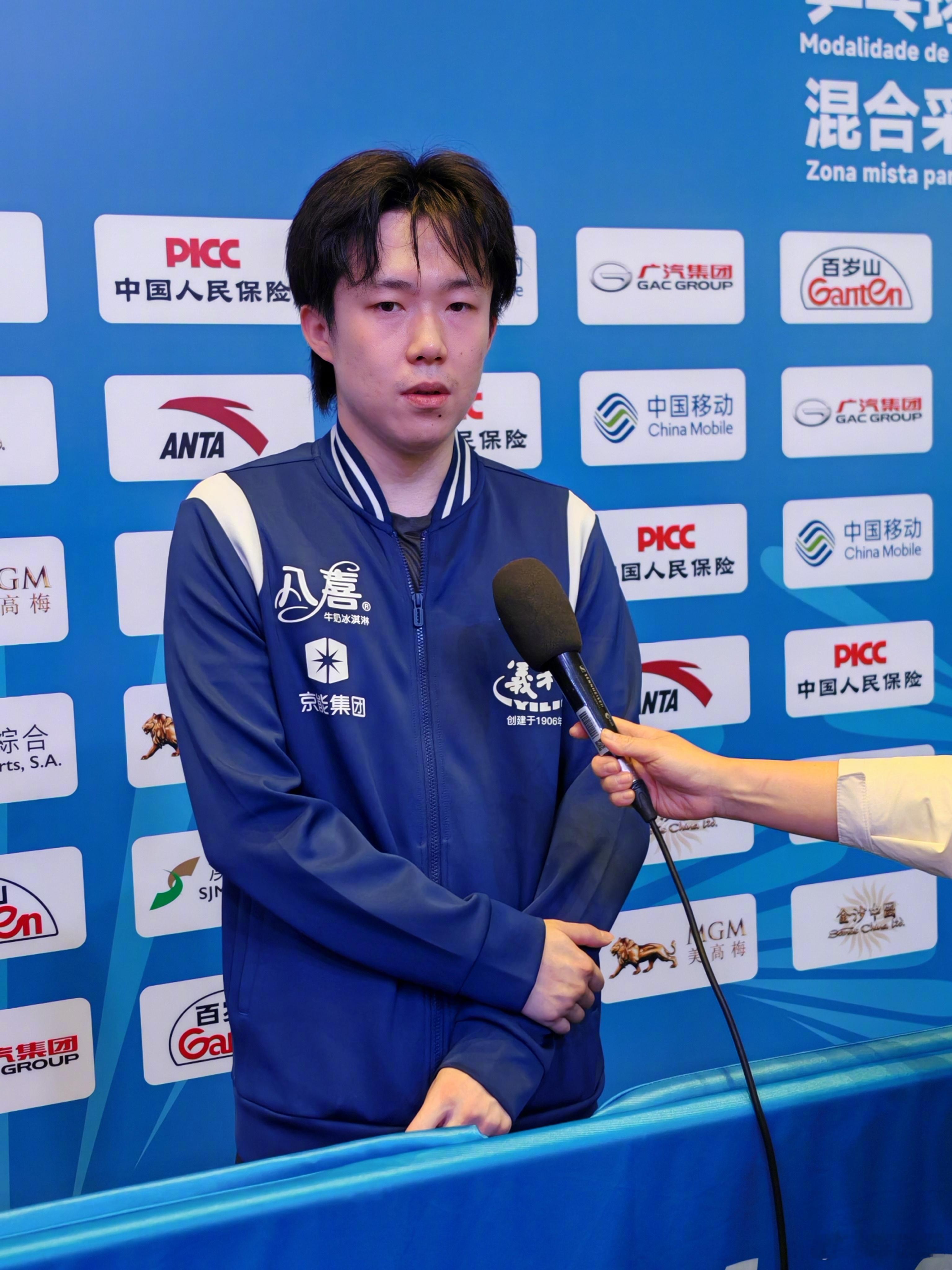 男单1/4决赛后，王楚钦在混采区接受媒体采访！ 