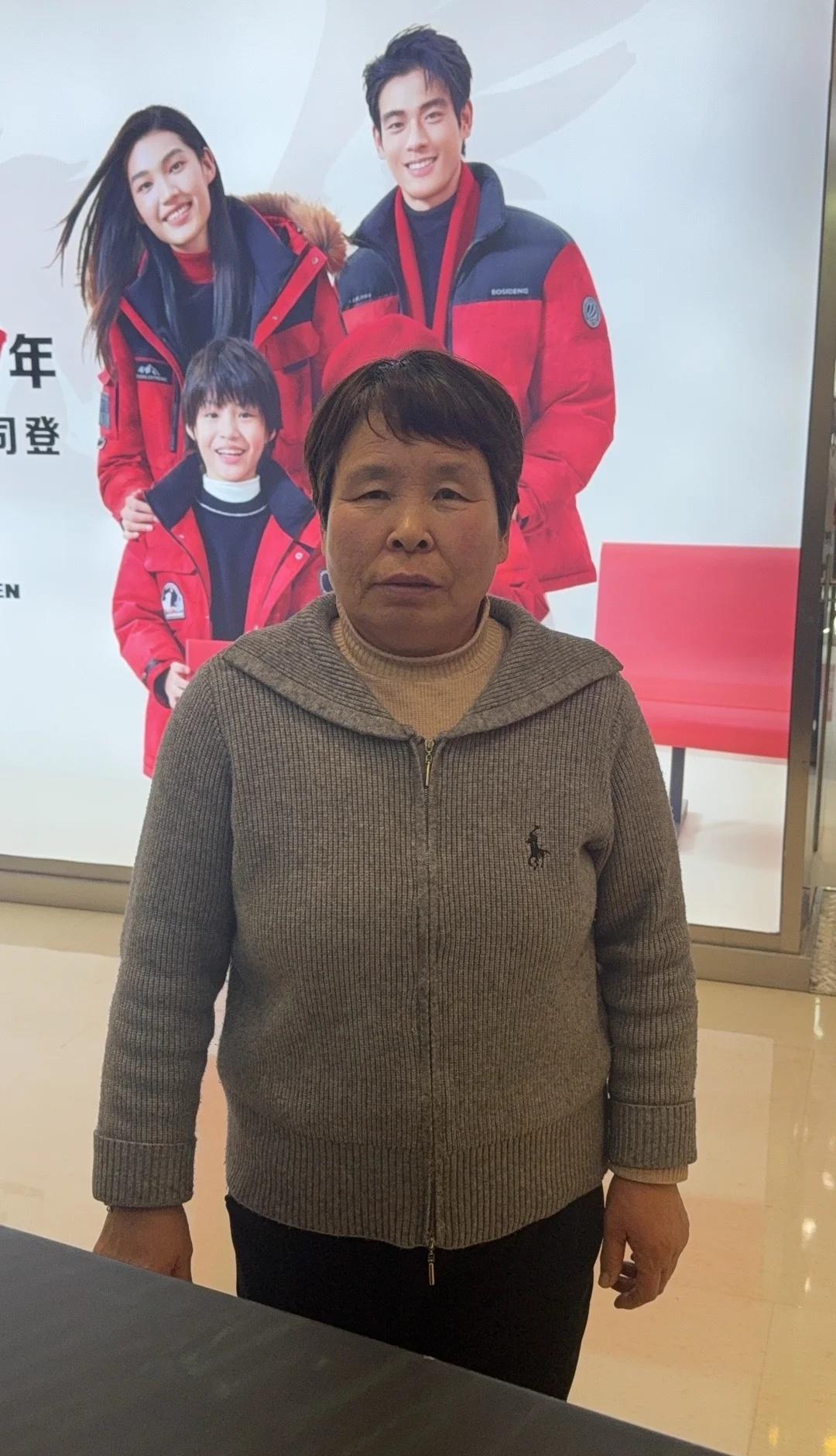 点进来，帮奶奶回家！！
这个奶奶是聋哑人在我们商场走丢了，大家帮忙找一下她家人合